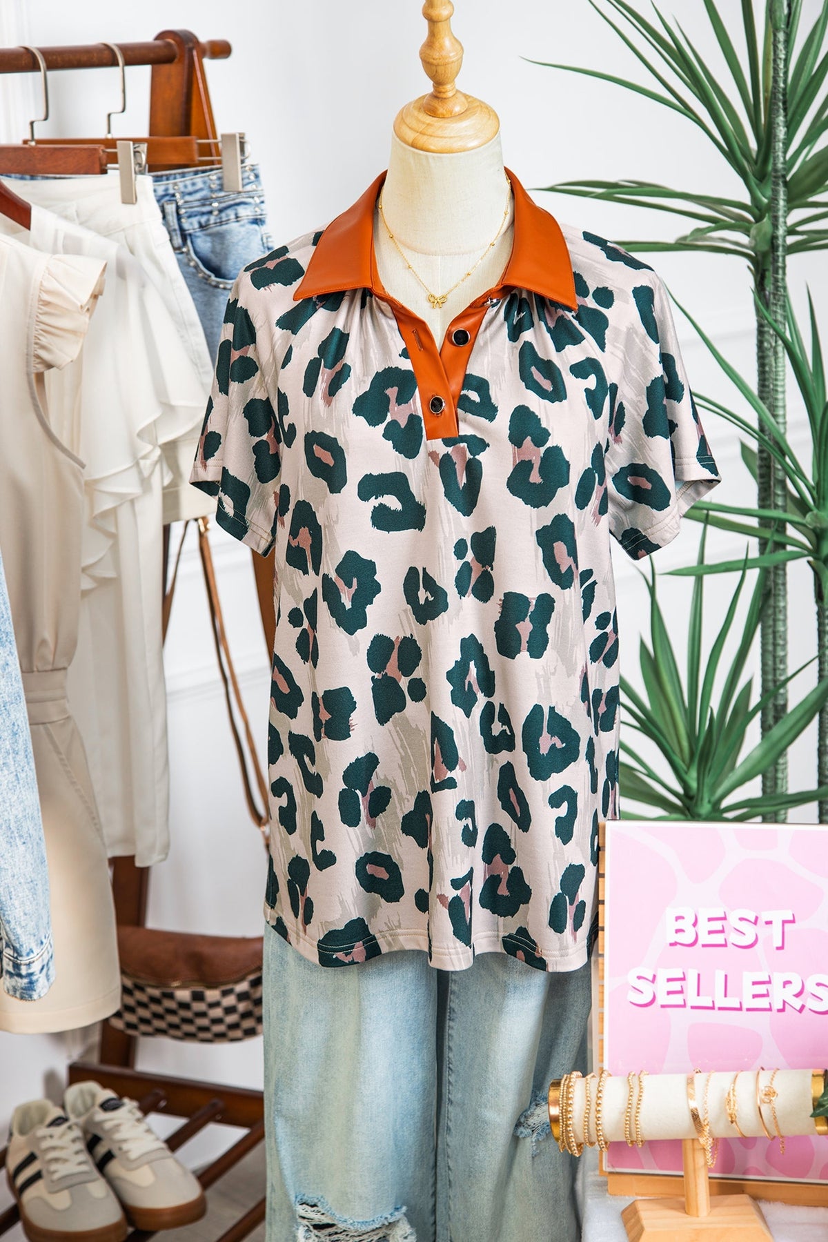 Casual Short-Sleeve Blouse with Leopard Print and Contrast Collar