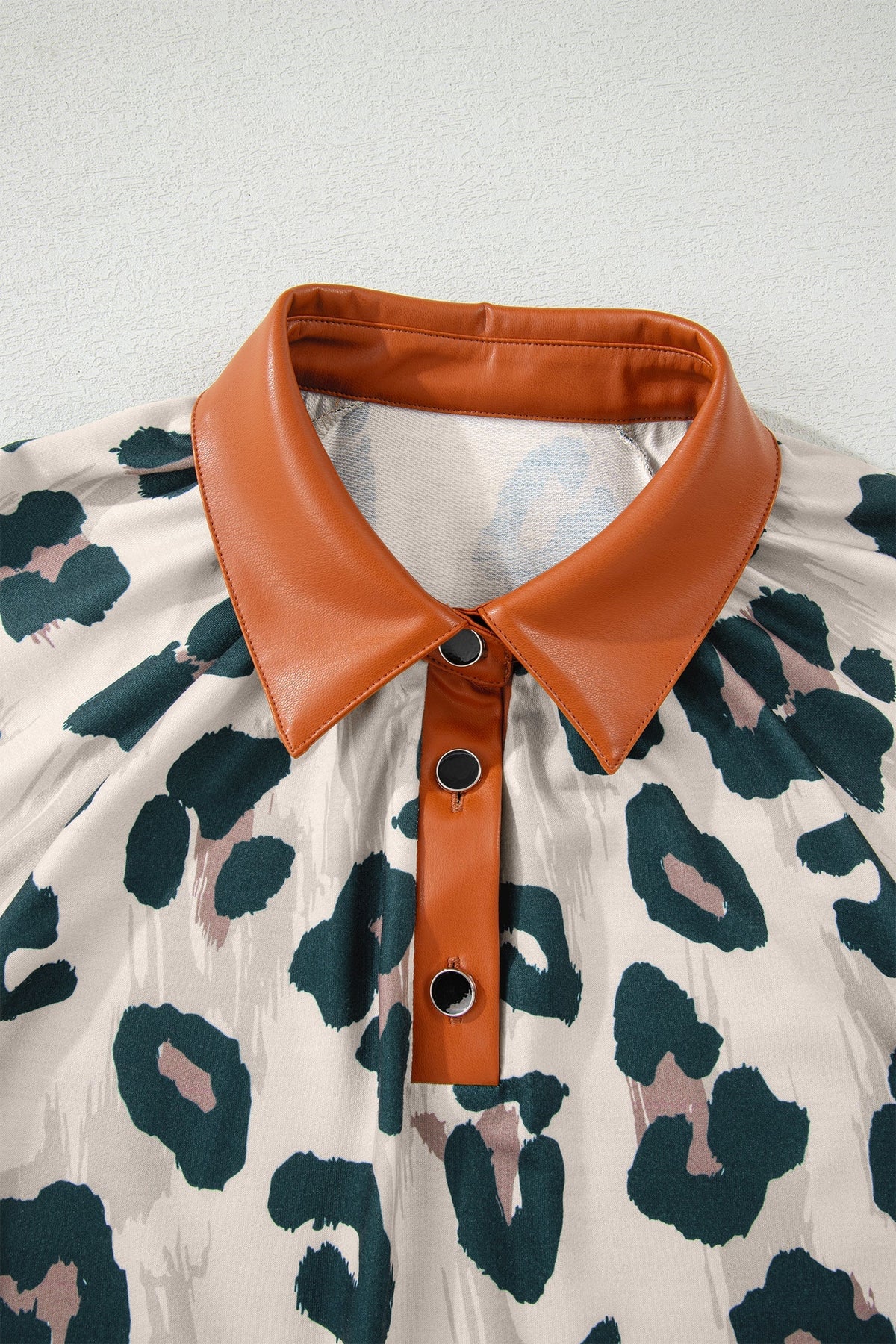 Casual Short-Sleeve Blouse with Leopard Print and Contrast Collar