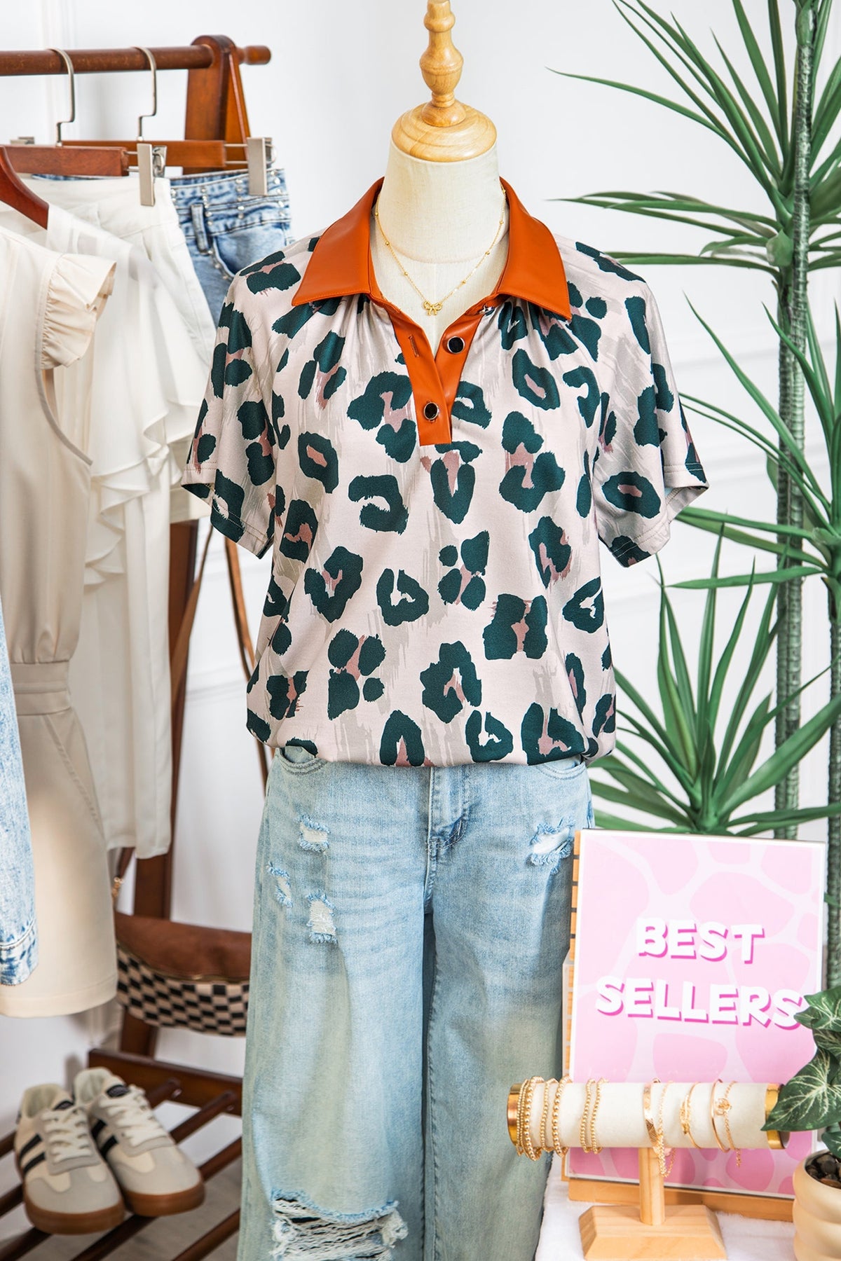 Casual Short-Sleeve Blouse with Leopard Print and Contrast Collar
