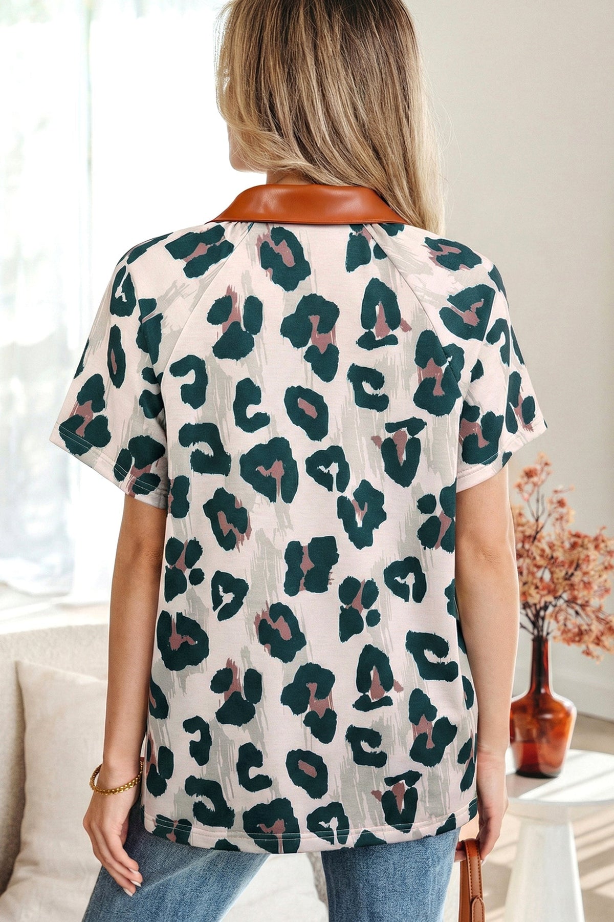 Casual Short-Sleeve Blouse with Leopard Print and Contrast Collar
