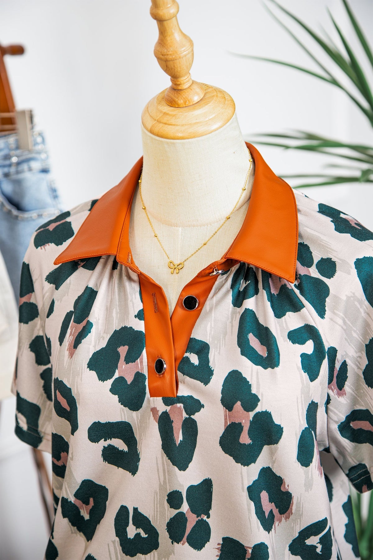 Casual Short-Sleeve Blouse with Leopard Print and Contrast Collar