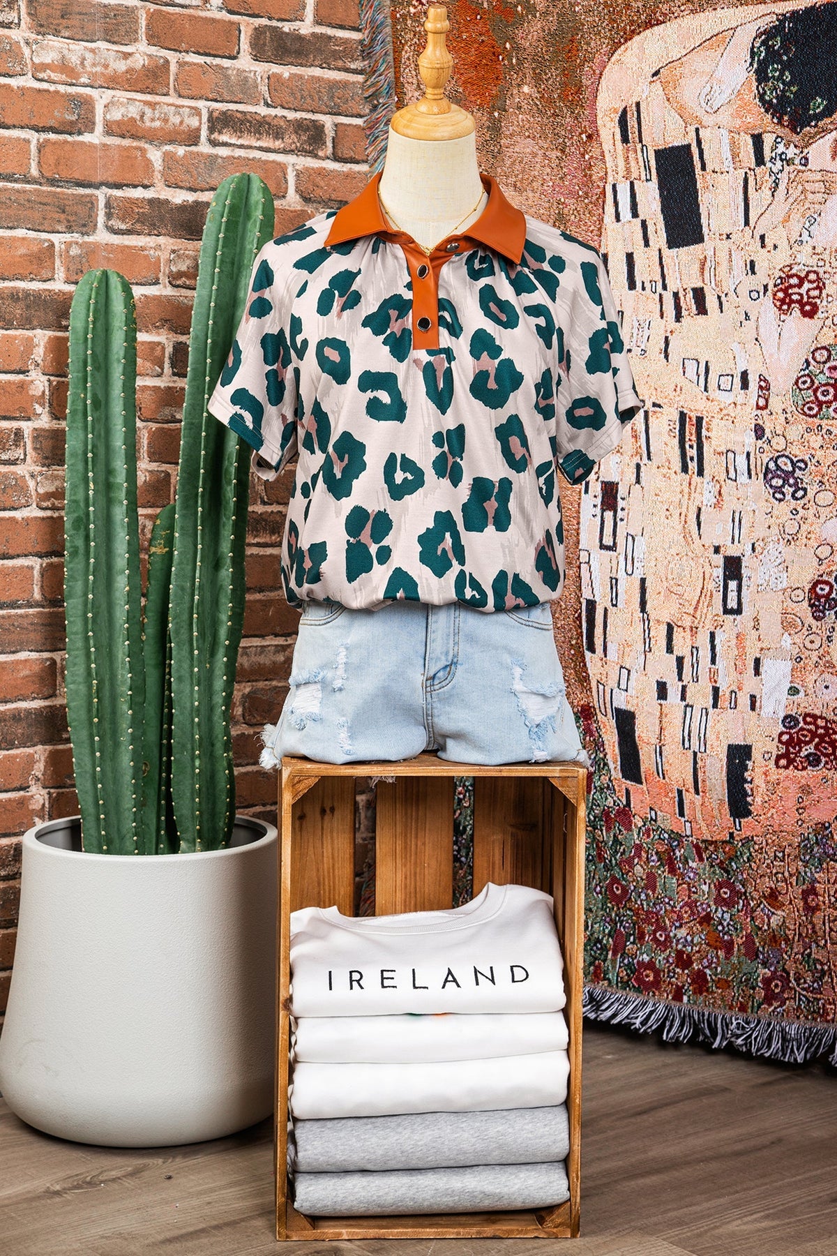 Casual Short-Sleeve Blouse with Leopard Print and Contrast Collar