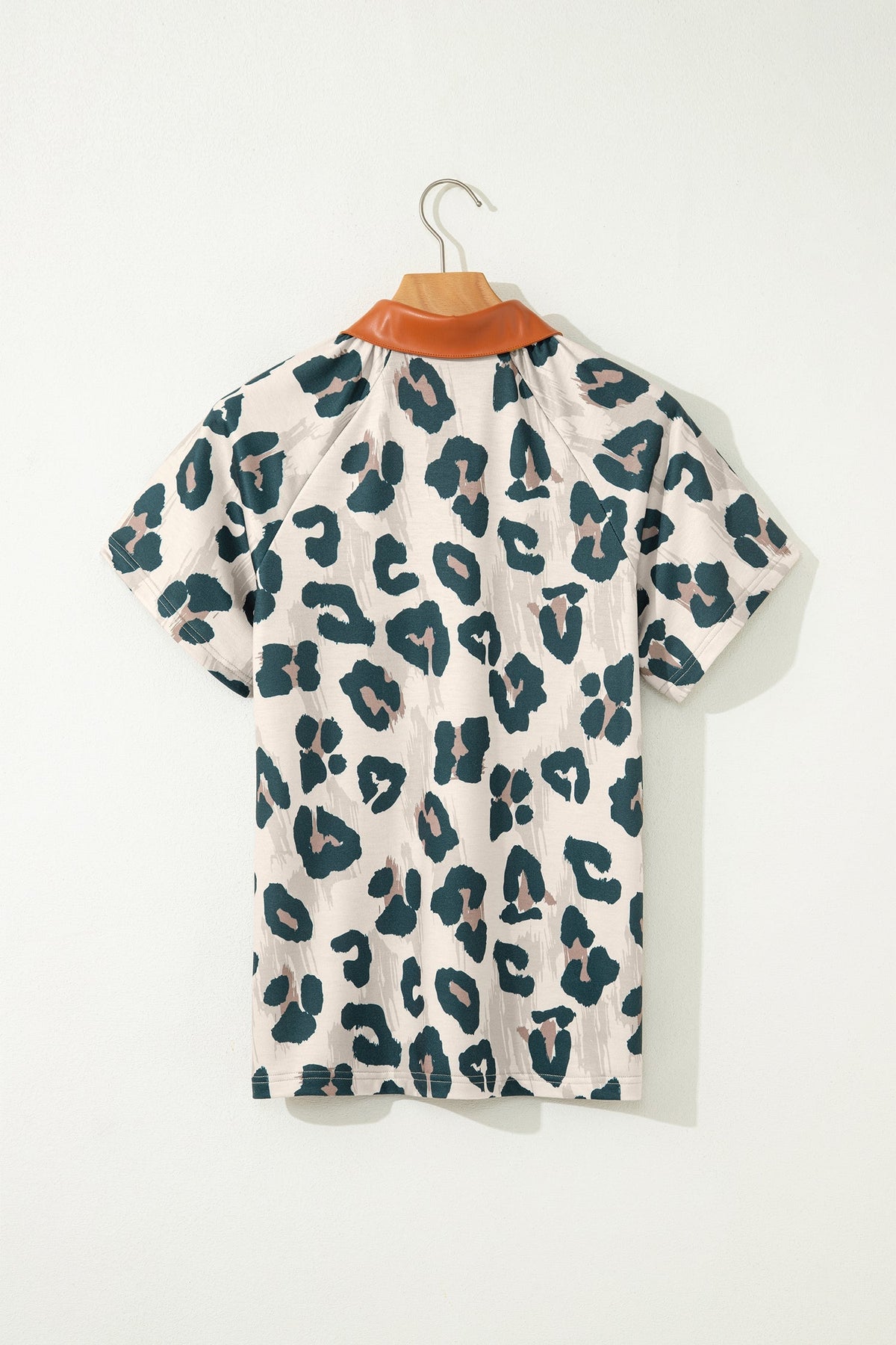 Casual Short-Sleeve Blouse with Leopard Print and Contrast Collar