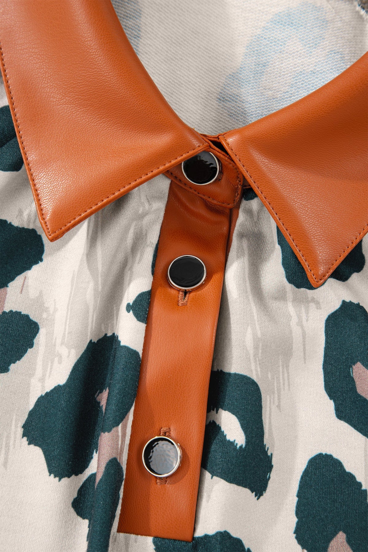 Casual Short-Sleeve Blouse with Leopard Print and Contrast Collar