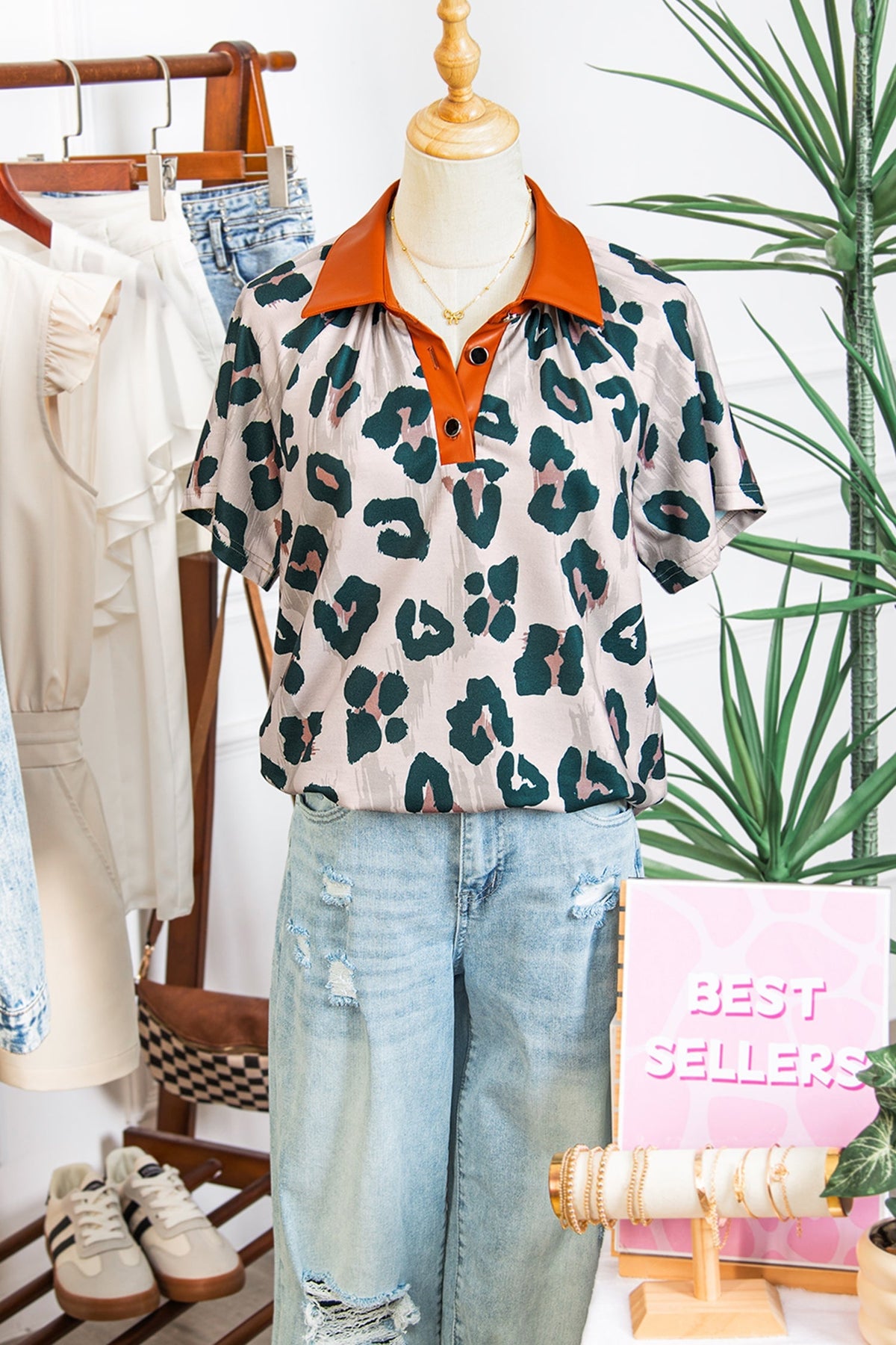 Casual Short-Sleeve Blouse with Leopard Print and Contrast Collar