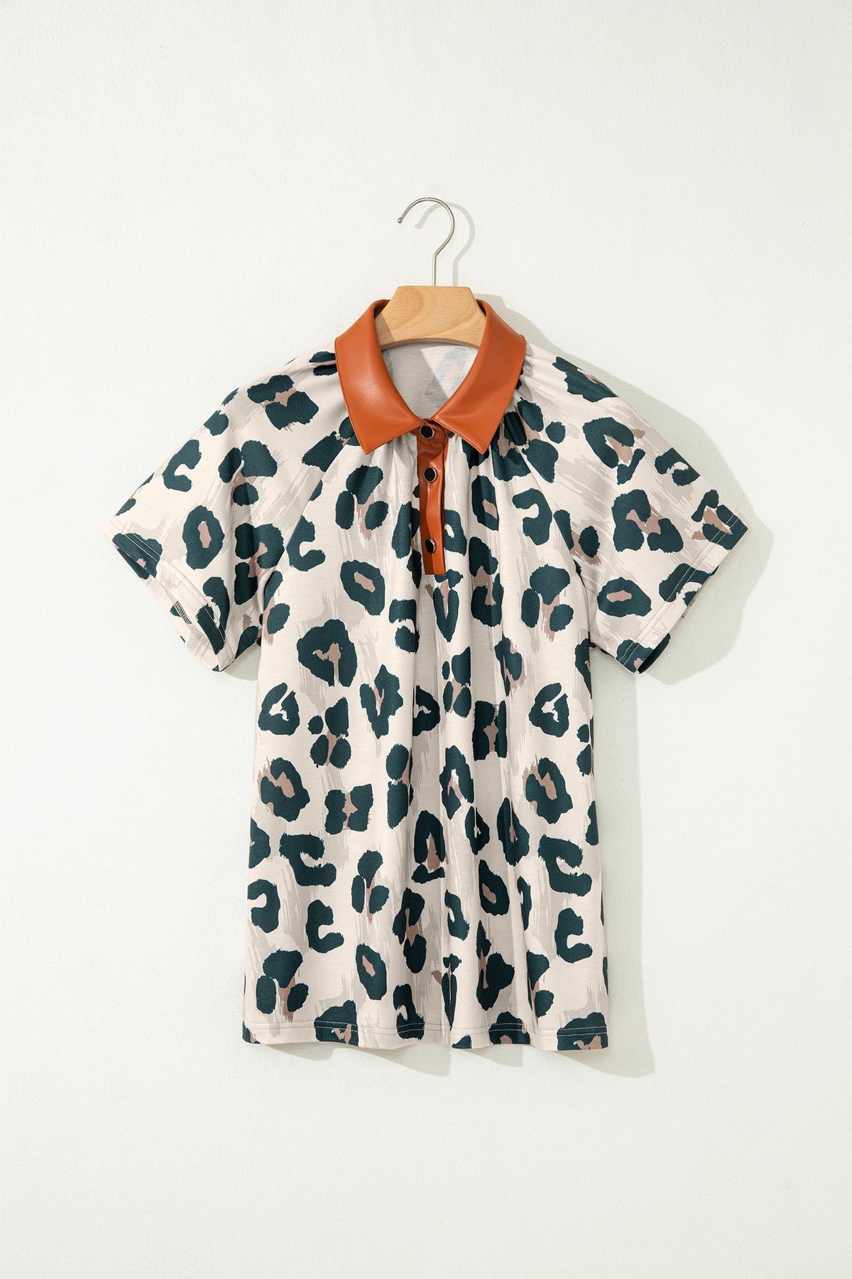 Casual Short-Sleeve Blouse with Leopard Print and Contrast Collar