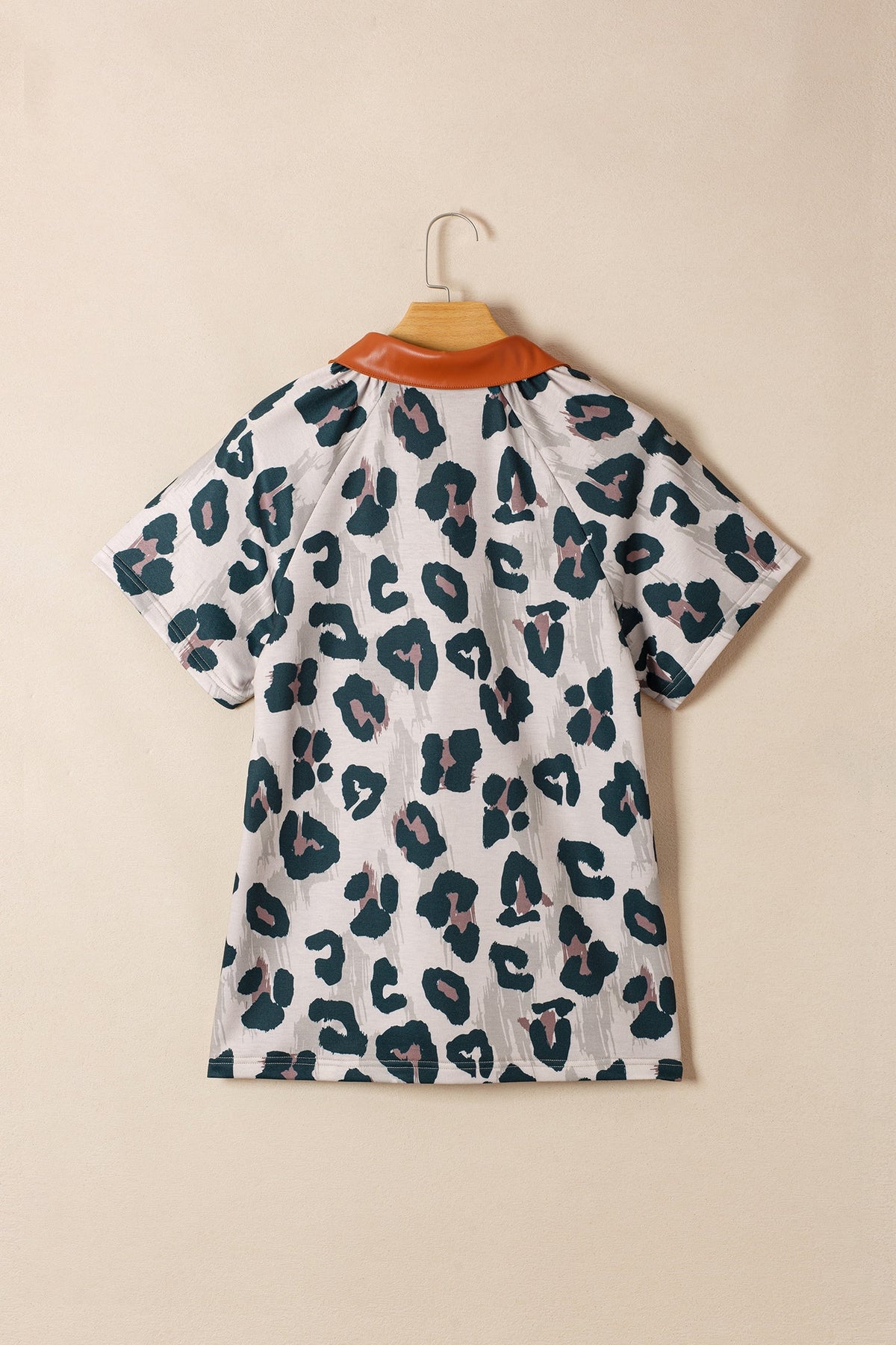 Casual Short-Sleeve Blouse with Leopard Print and Contrast Collar