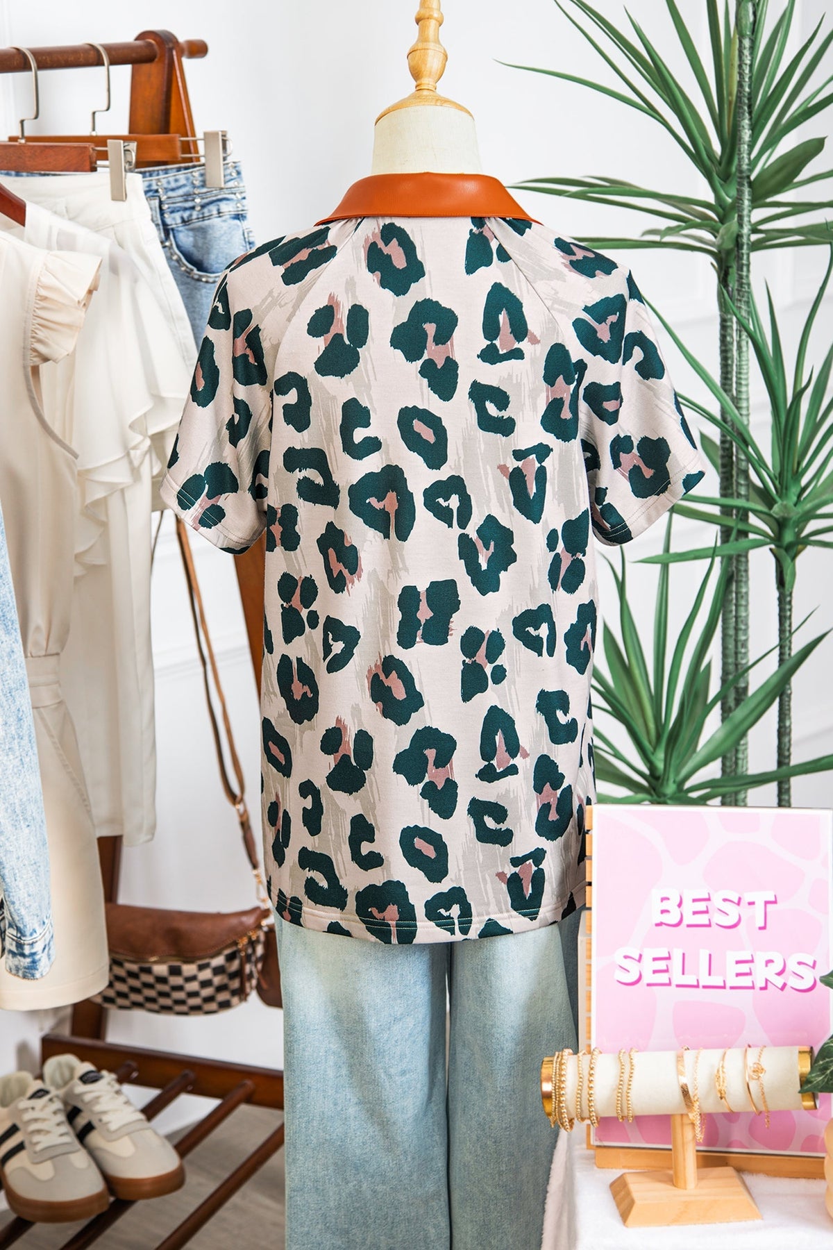 Casual Short-Sleeve Blouse with Leopard Print and Contrast Collar