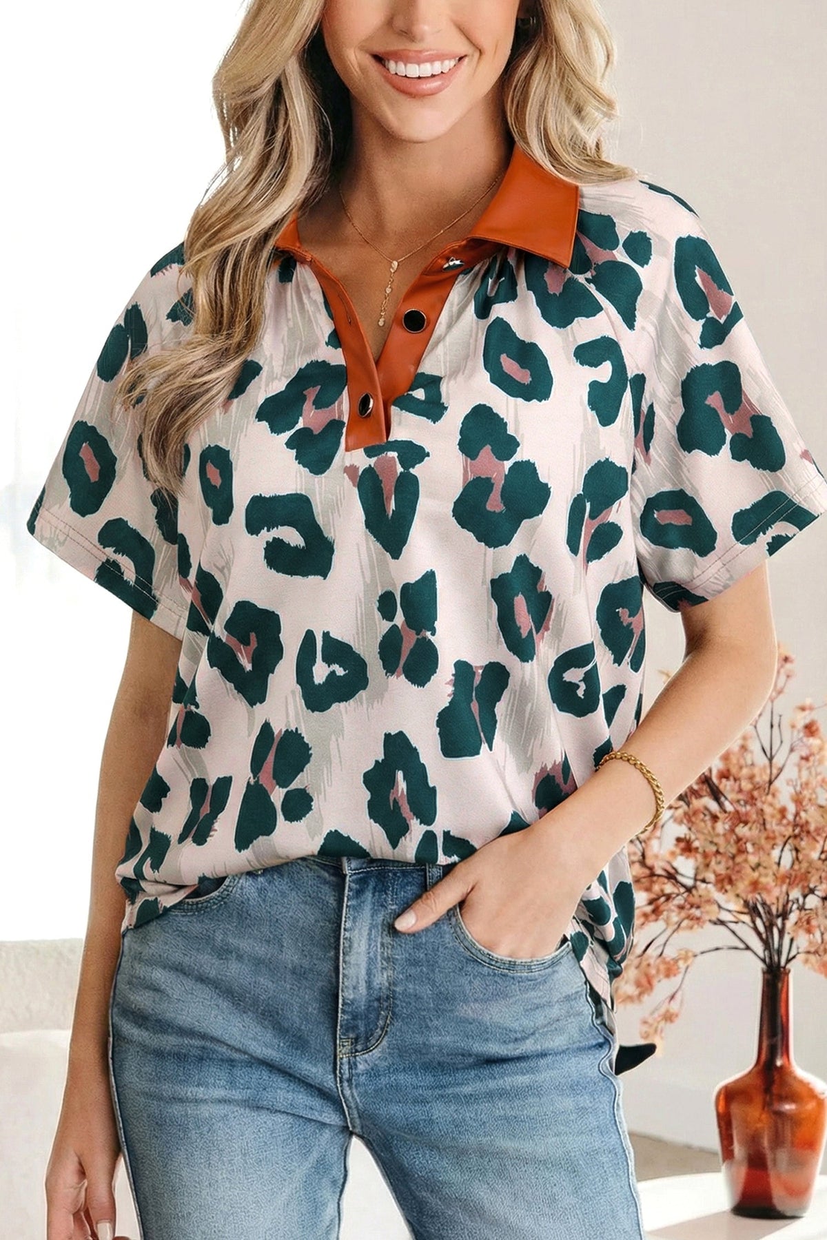 Casual Short-Sleeve Blouse with Leopard Print and Contrast Collar
