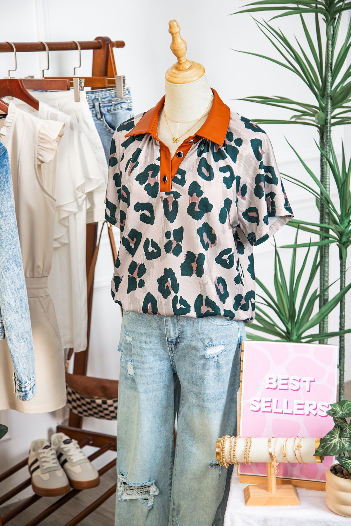Casual Short-Sleeve Blouse with Leopard Print and Contrast Collar