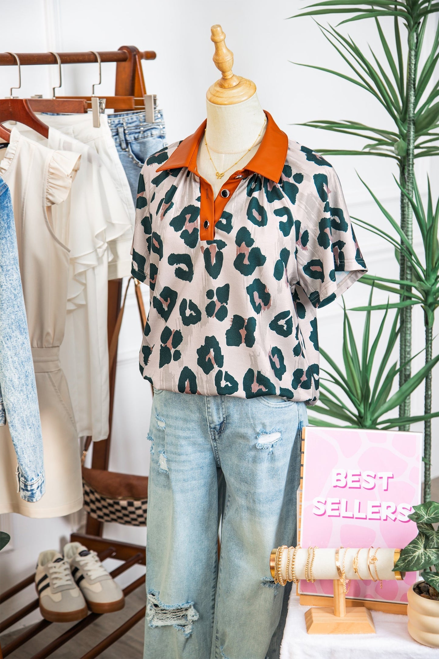 Casual Short-Sleeve Blouse with Leopard Print and Contrast Collar