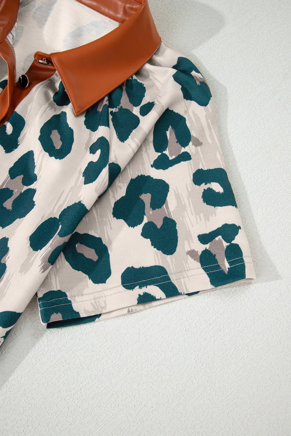 Casual Short-Sleeve Blouse with Leopard Print and Contrast Collar