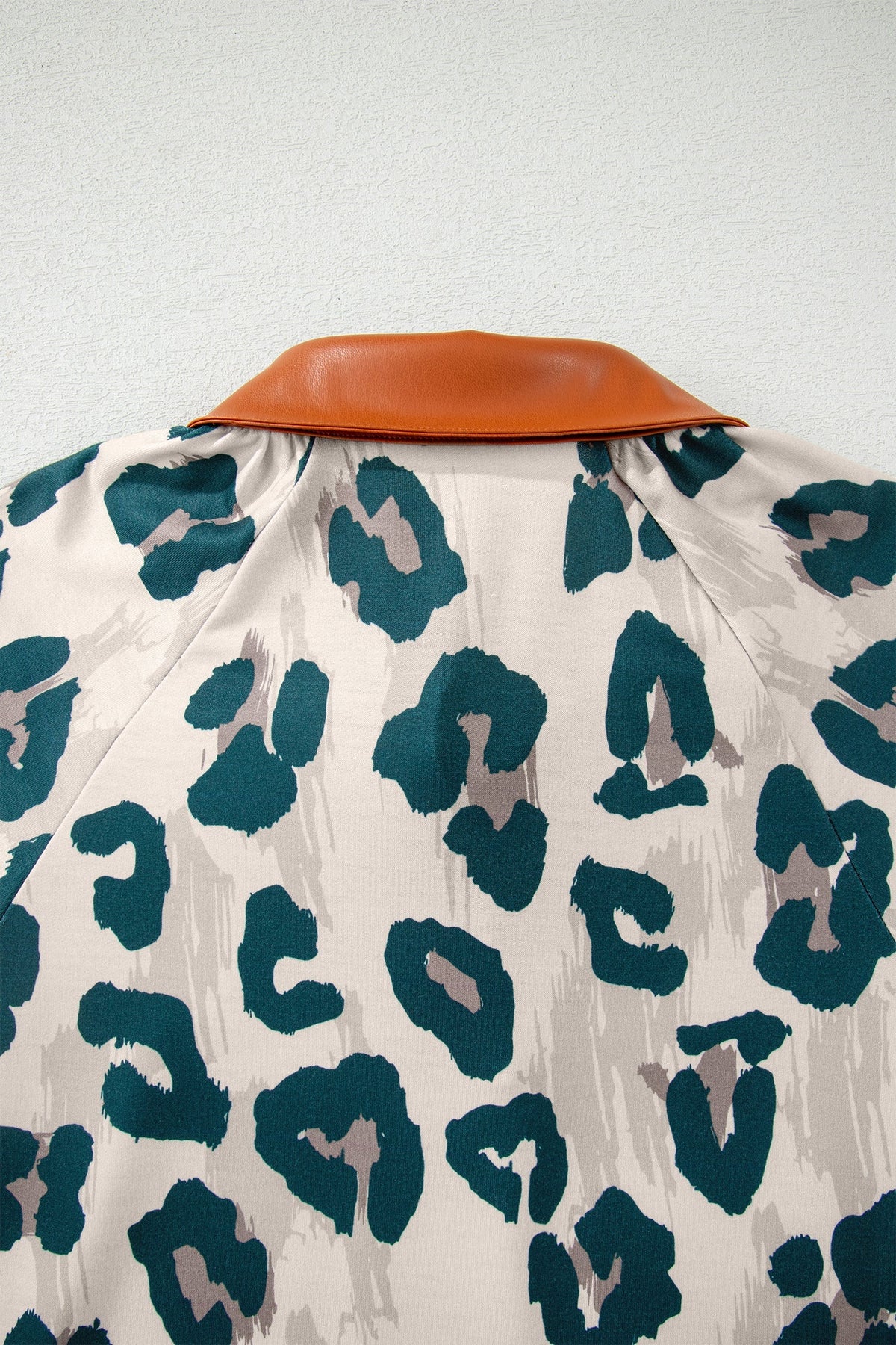 Casual Short-Sleeve Blouse with Leopard Print and Contrast Collar