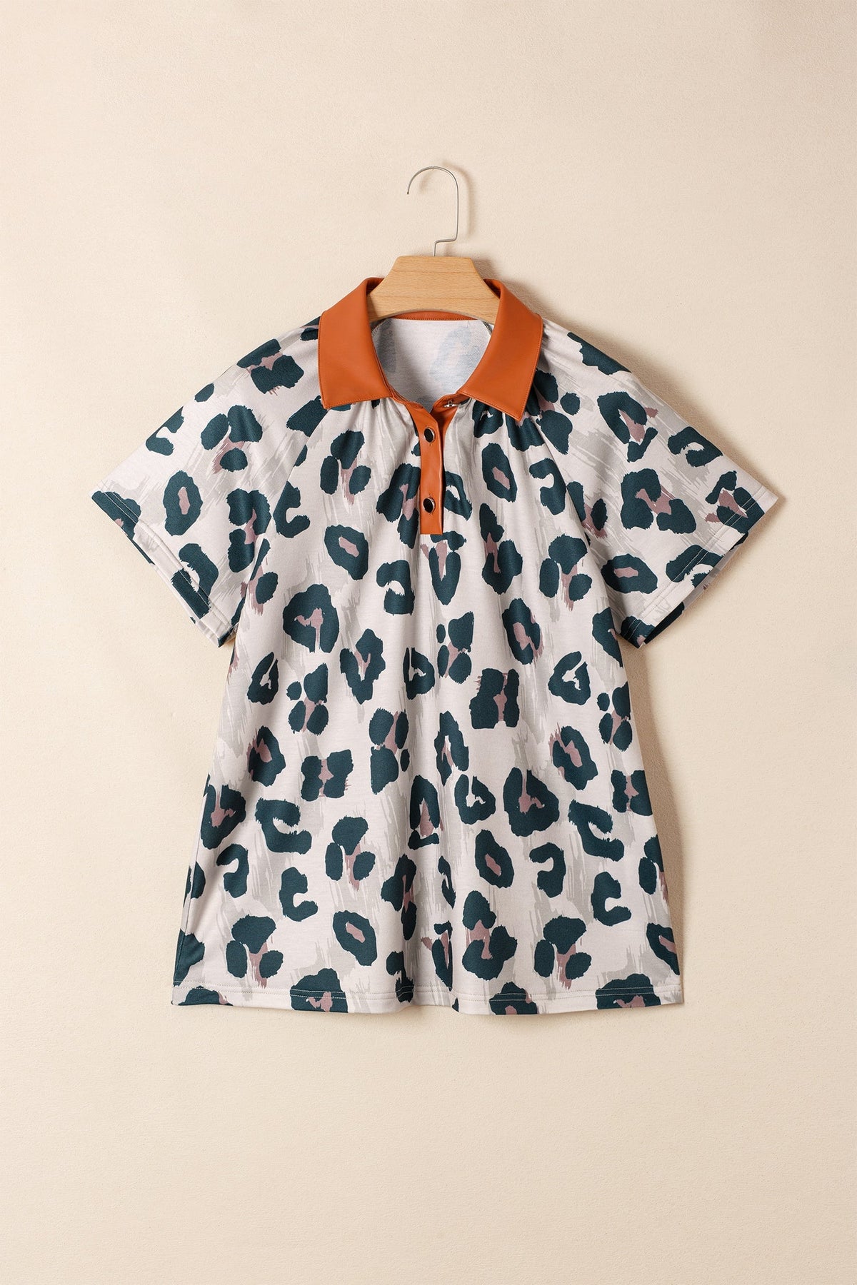 Casual Short-Sleeve Blouse with Leopard Print and Contrast Collar