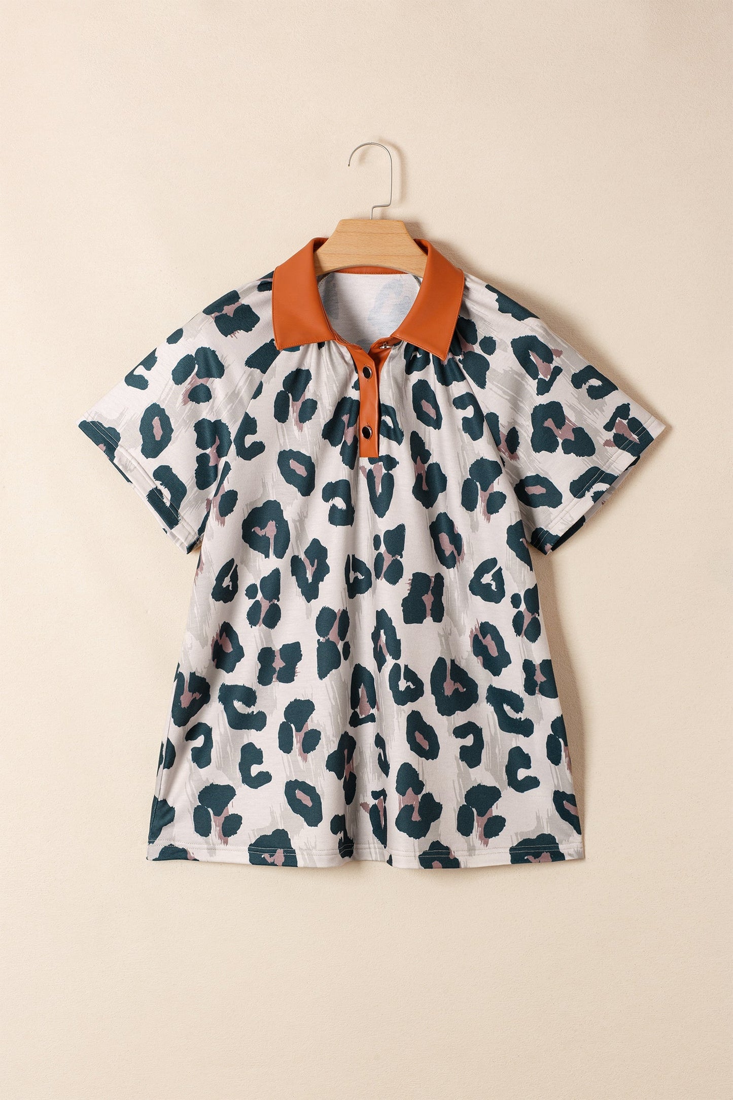 Casual Short-Sleeve Blouse with Leopard Print and Contrast Collar